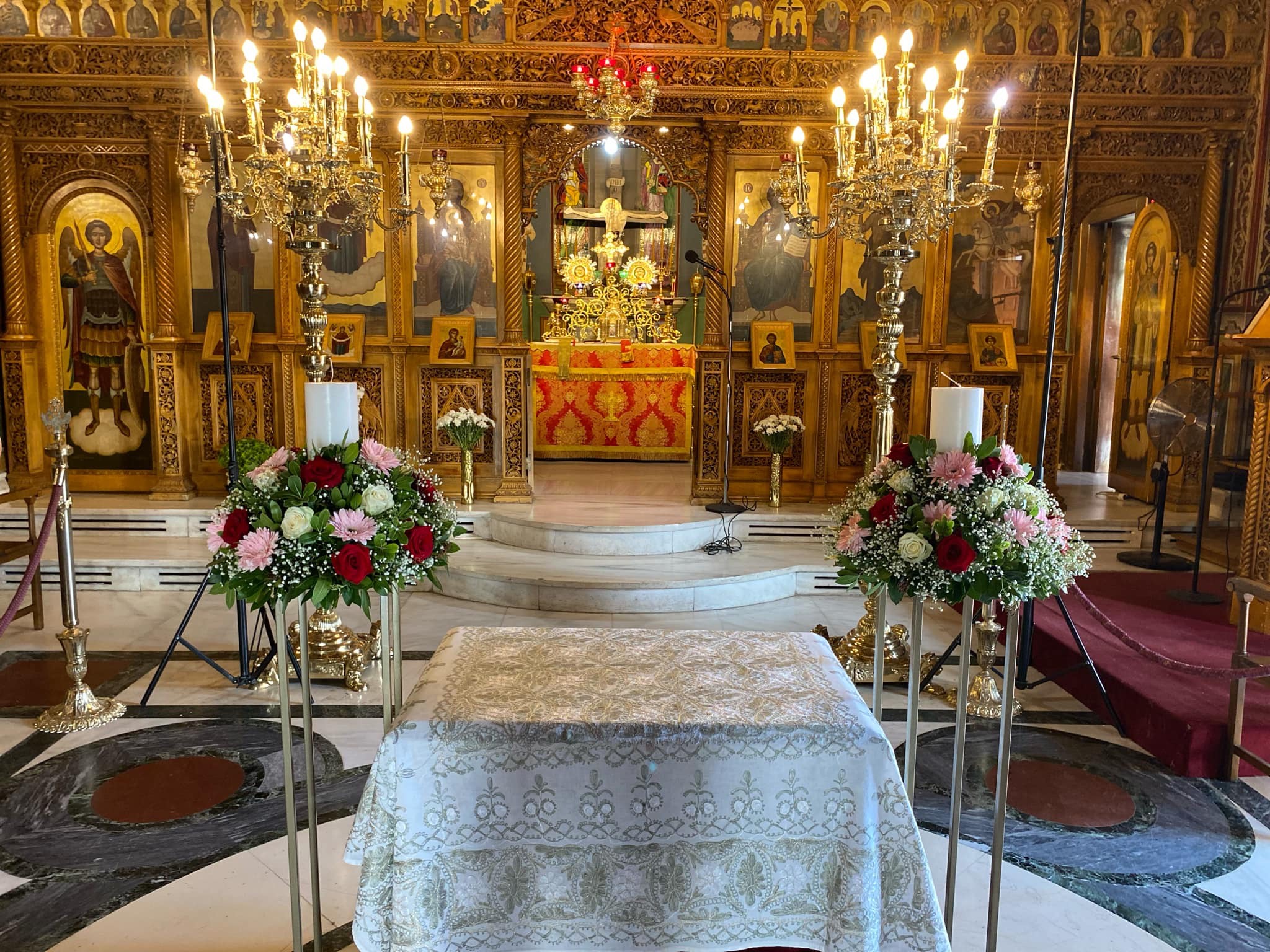 Στολισμός τραπεζιού με άνθη και κεριά