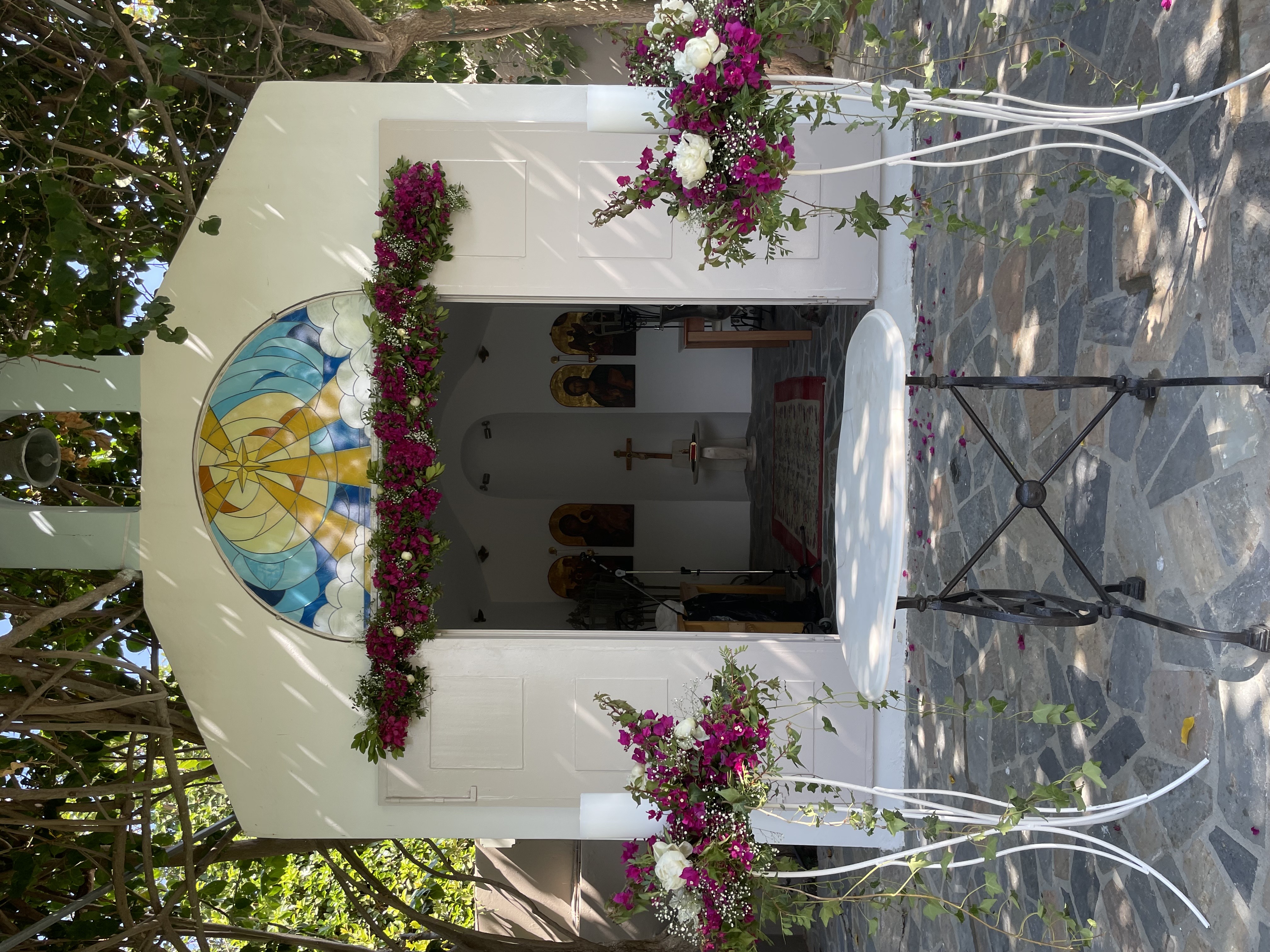 Στολισμός γάμου με άνθινες συνθέσεις