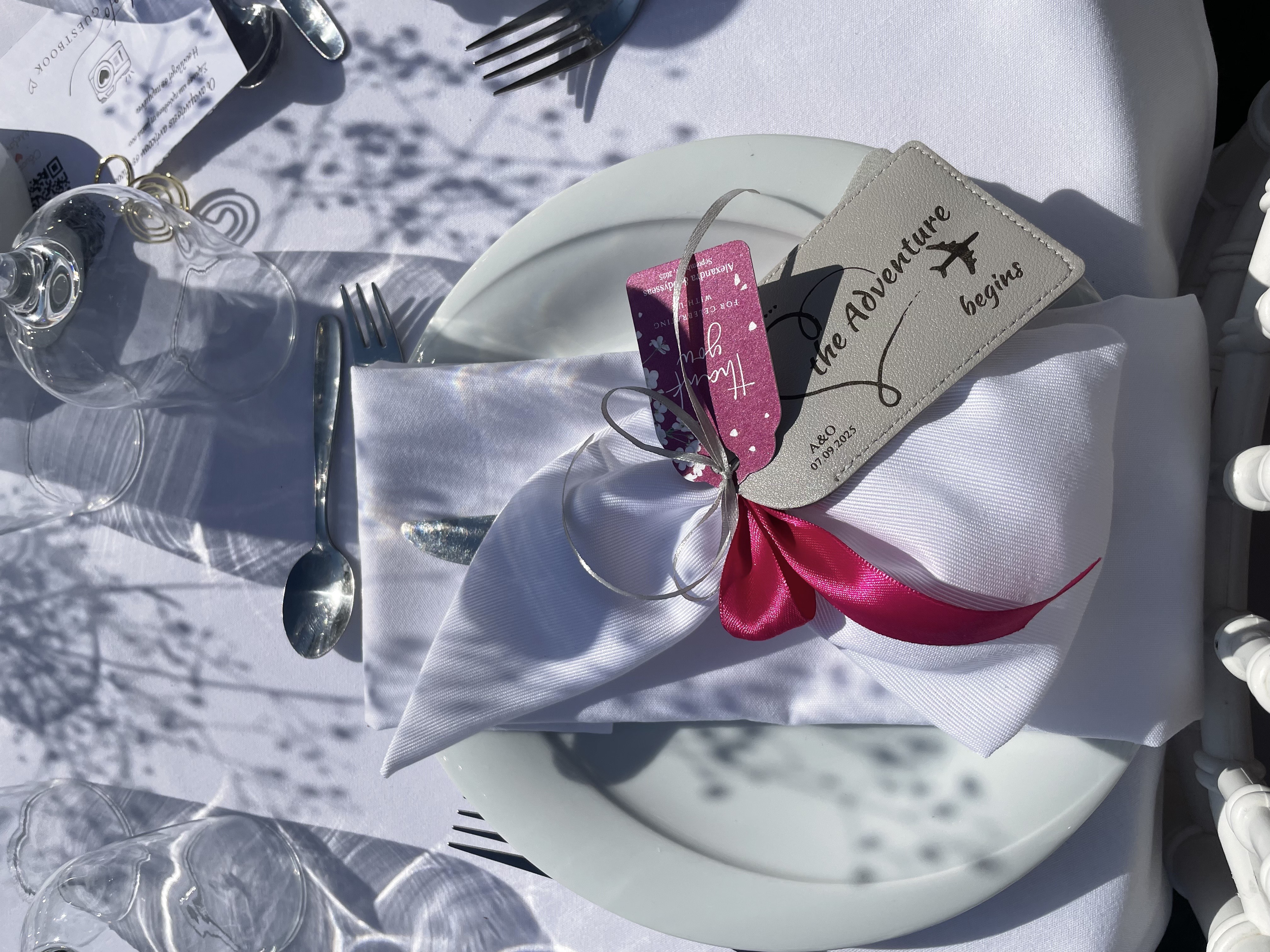 Κομψή μπομπονιέρα γάμου με ροζ κορδέλα και ετικέτα