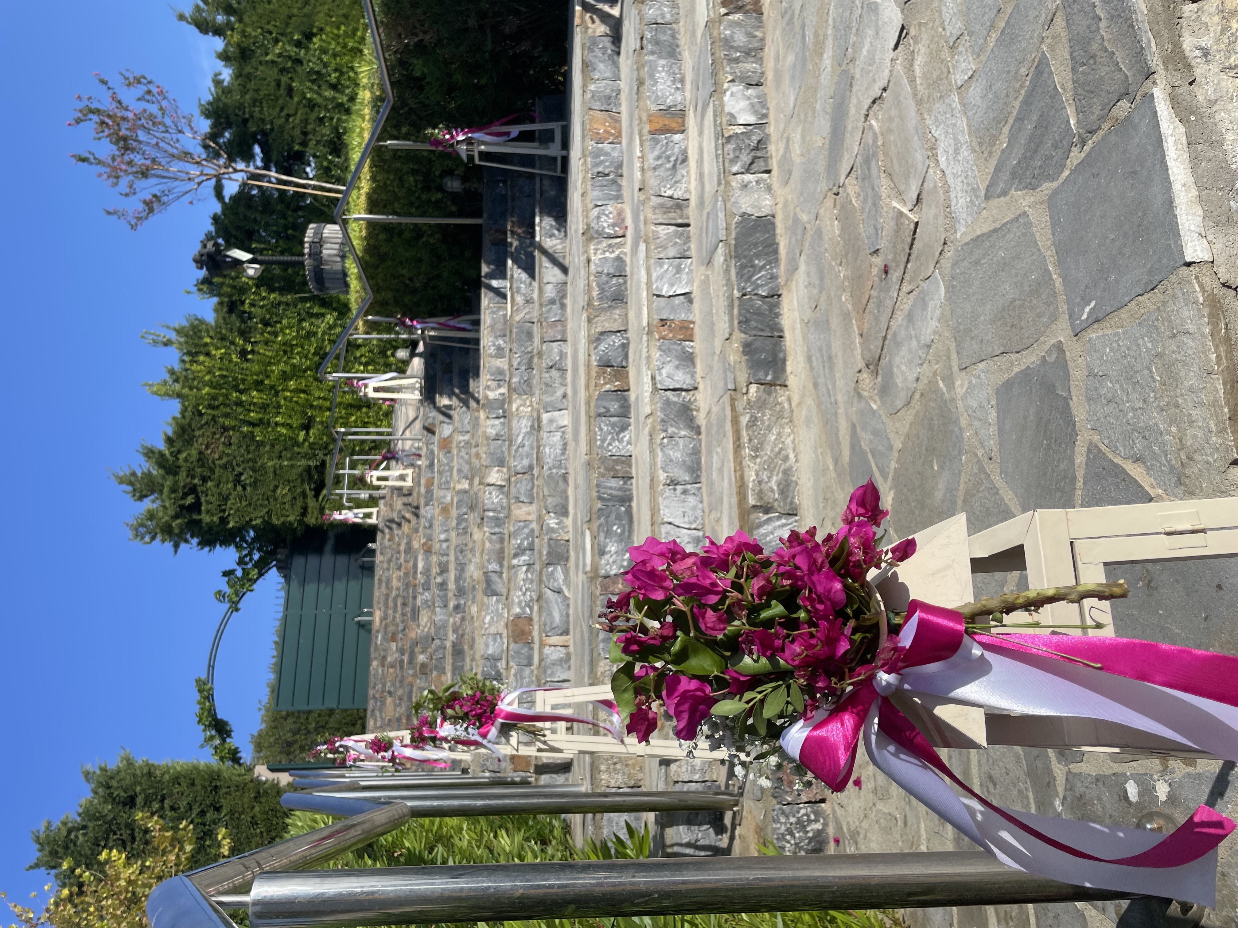 Στολισμός σκάλας γάμου με ροζ λουλούδια