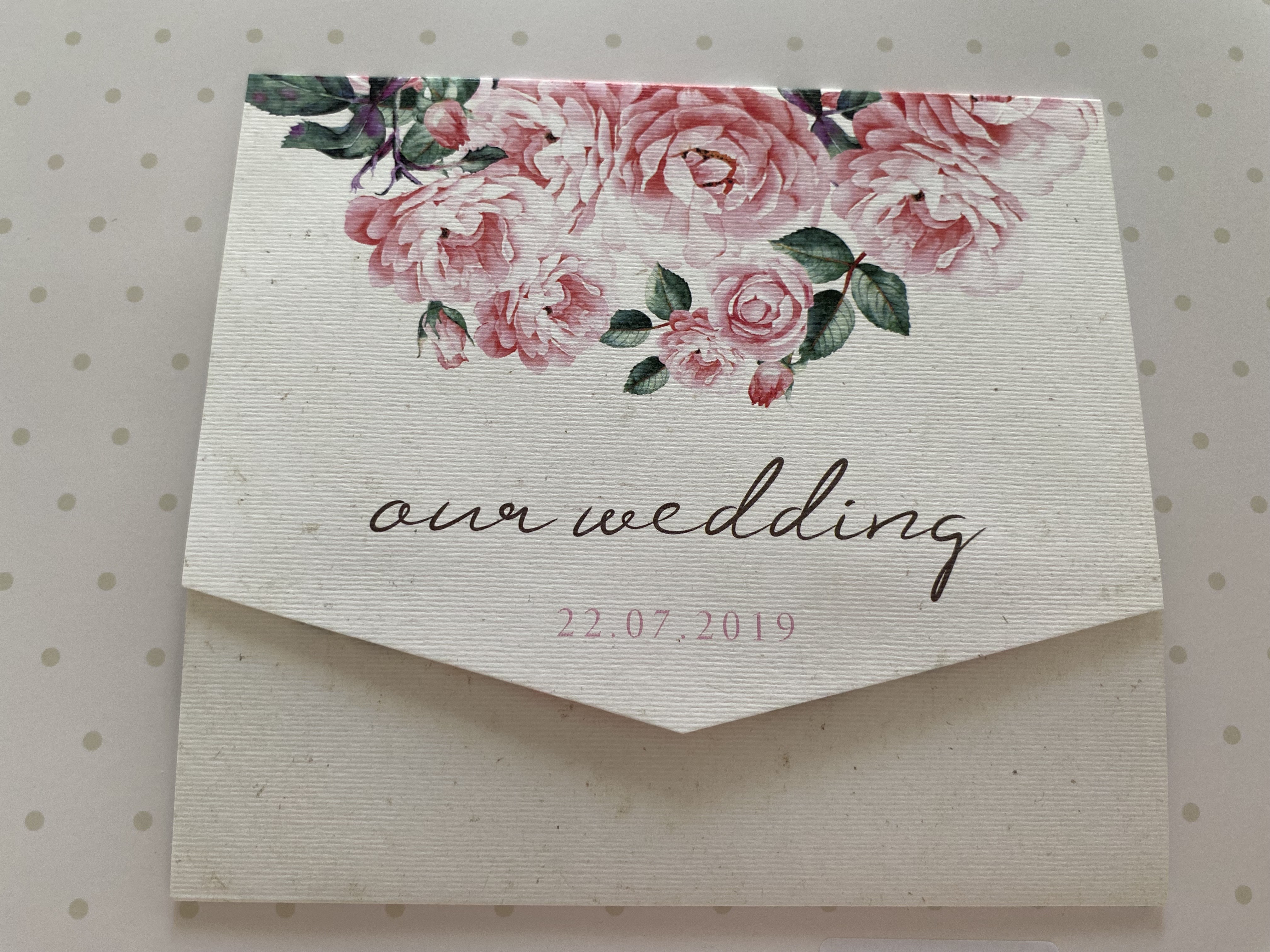 Προσκλητήριο γάμου με ροζ λουλούδια