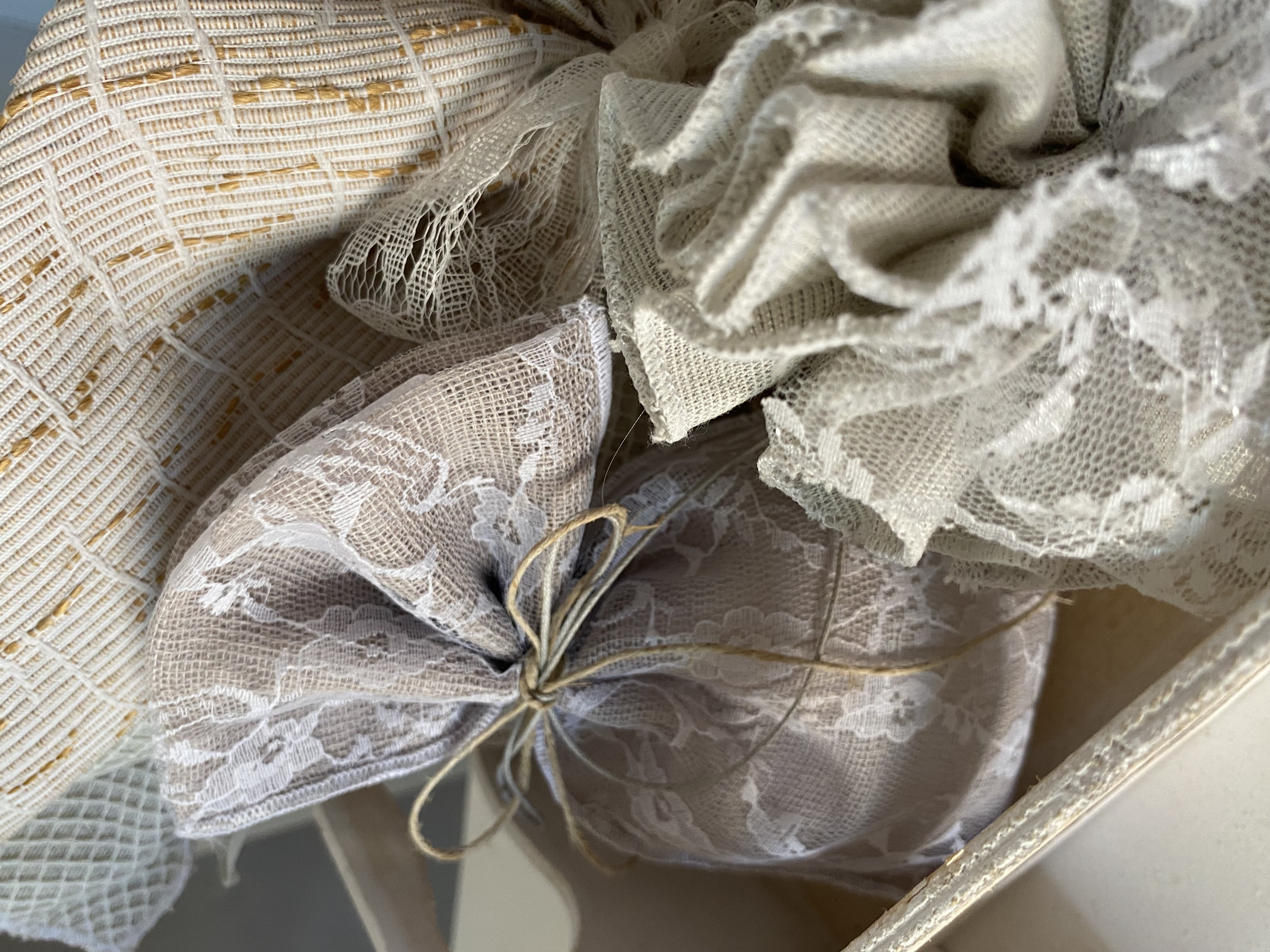 Μπομπονιέρα γάμου με σατέν κορδέλα