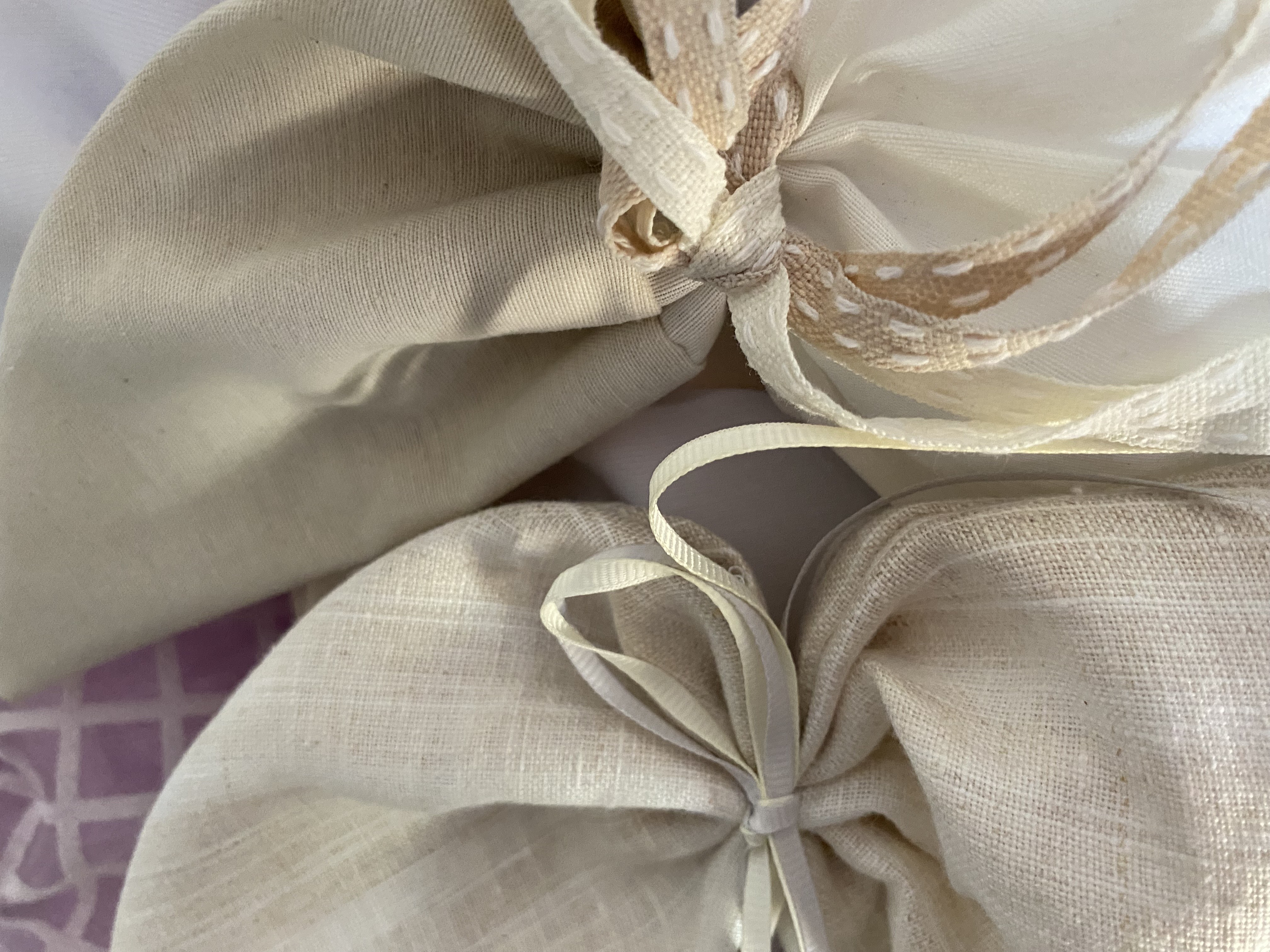 Μπομπονιέρες γάμου με διαφορετικά υφάσματα και κορδέλες