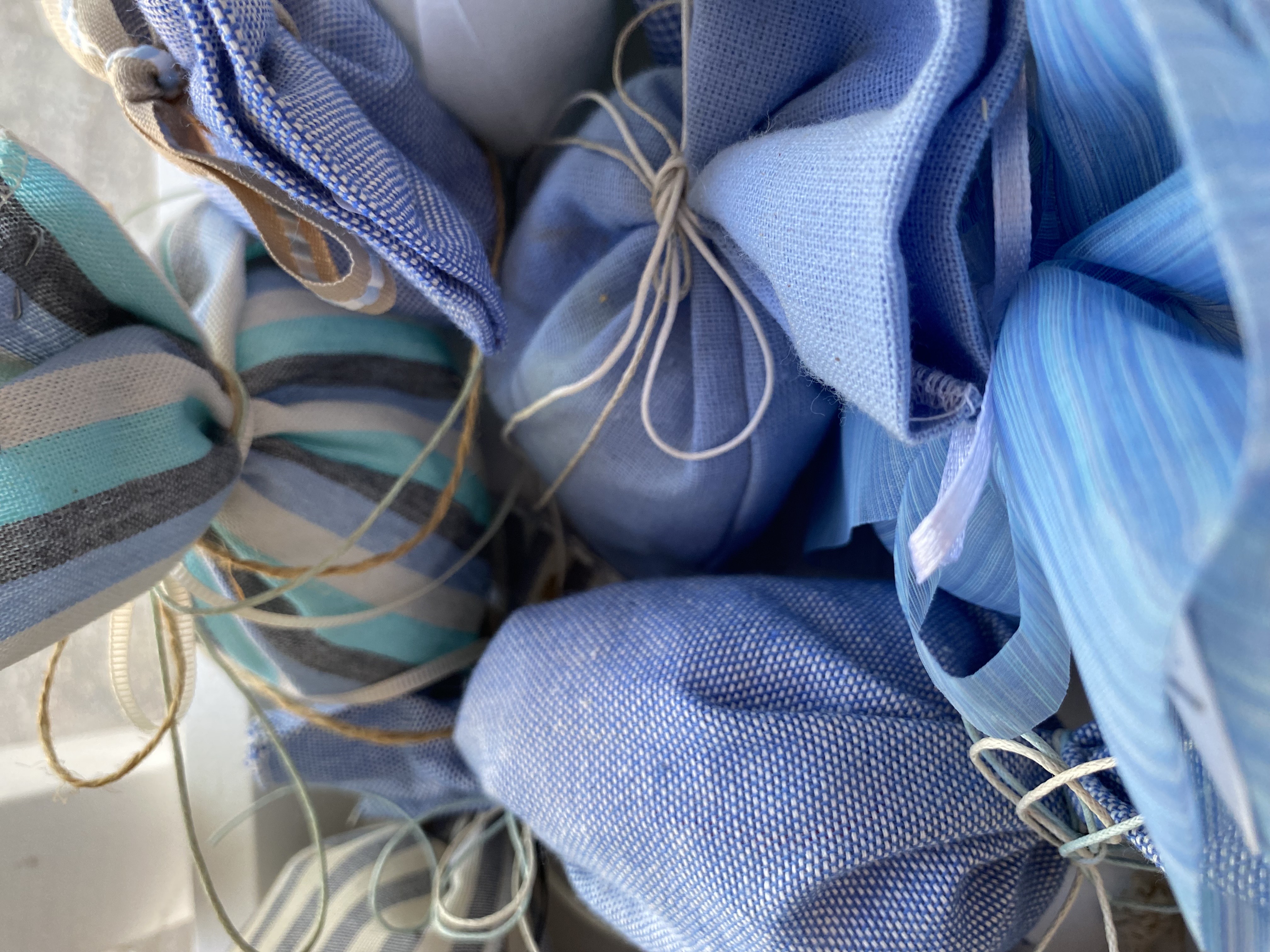 Μπομπονιέρες βάπτισης με διαφορετικά υφάσματα