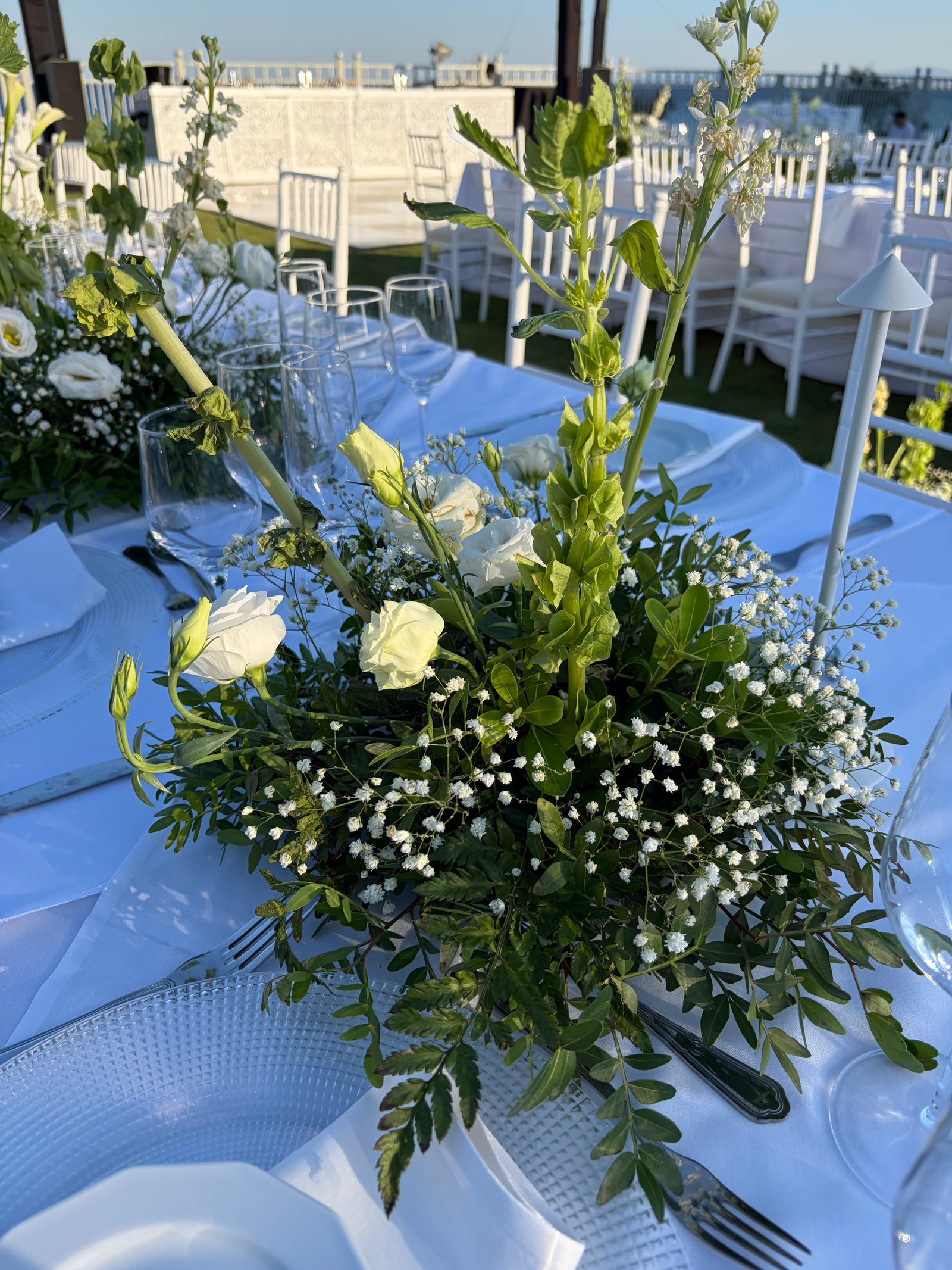 White table arrangement with white flowers