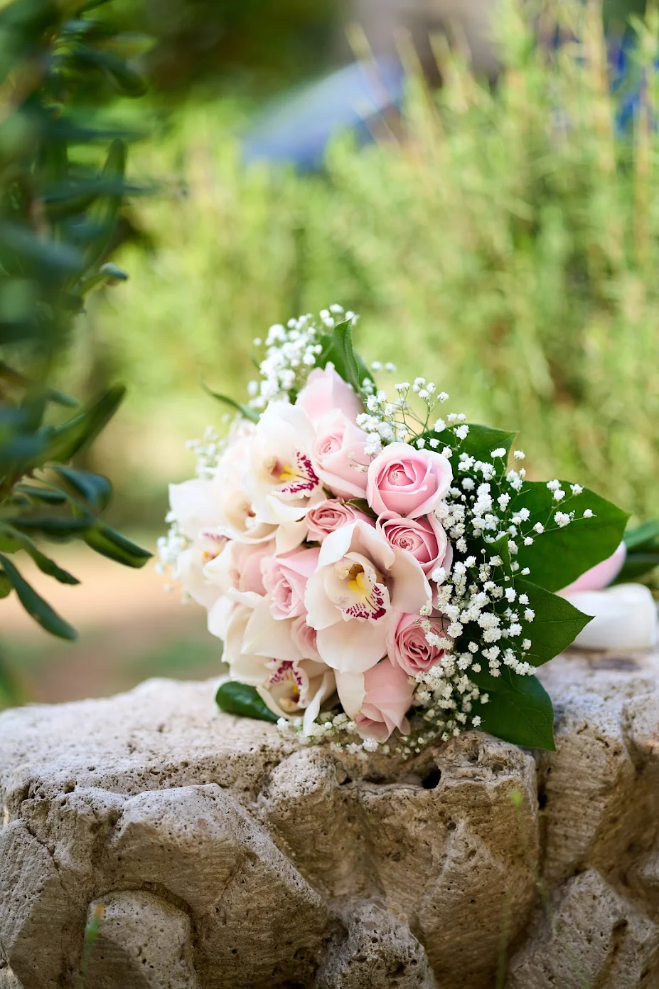 Νυφική ανθοδέσμη με ροζ τριαντάφυλλα και ορχιδέες