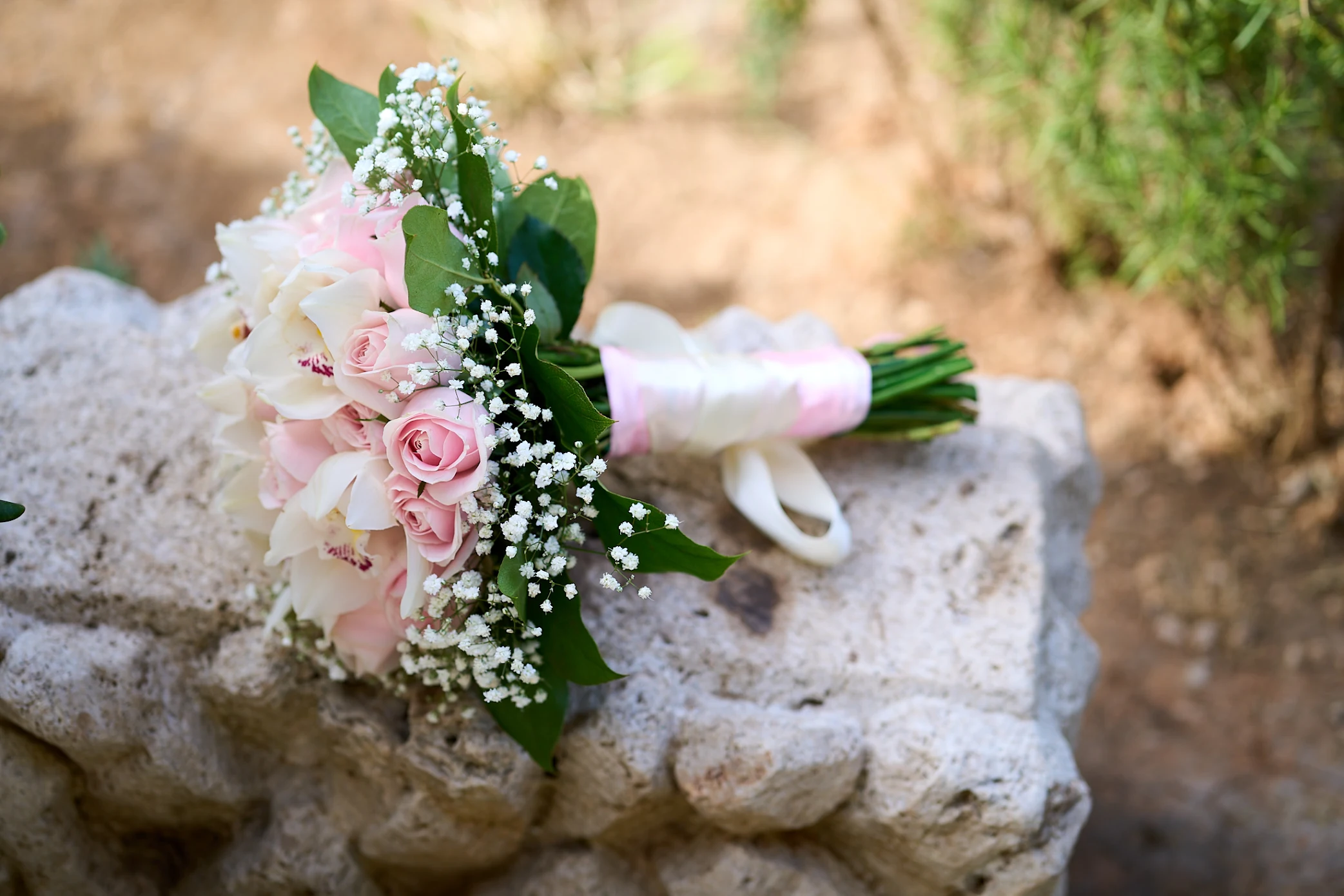 Στολισμός εκκλησίας με άνθινες συνθέσεις και κεριά