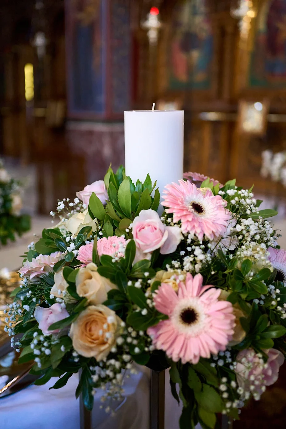 Λεπτομέρεια στολισμού γάμου με ροζ λουλούδια