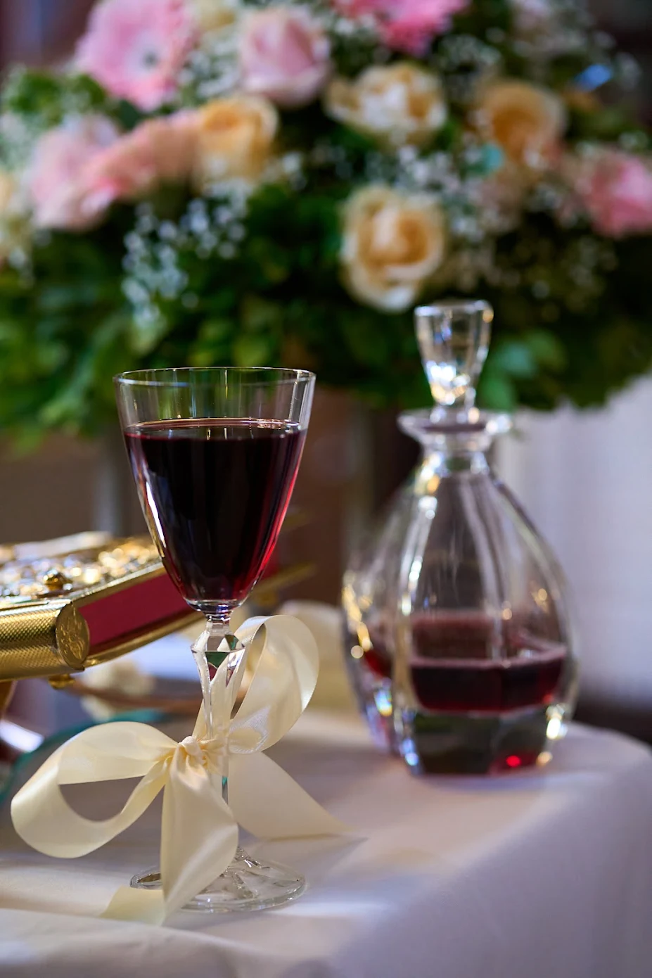 Στολισμός εκκλησίας με ροζ άνθη