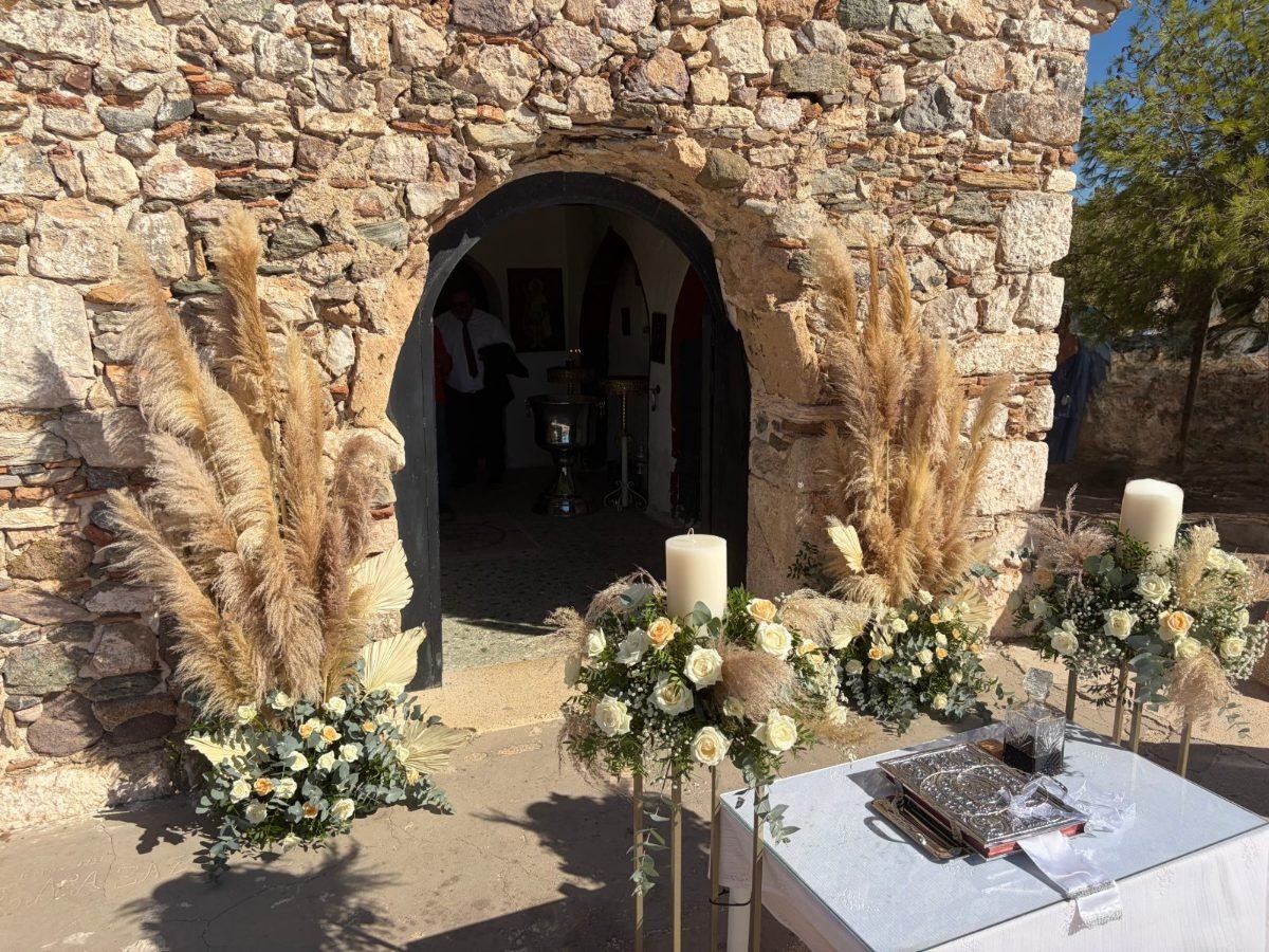 Στολισμός γάμου σε πέτρινο εκκλησάκι με pampas grass, λευκά τριαντάφυλλα και λαμπάδες