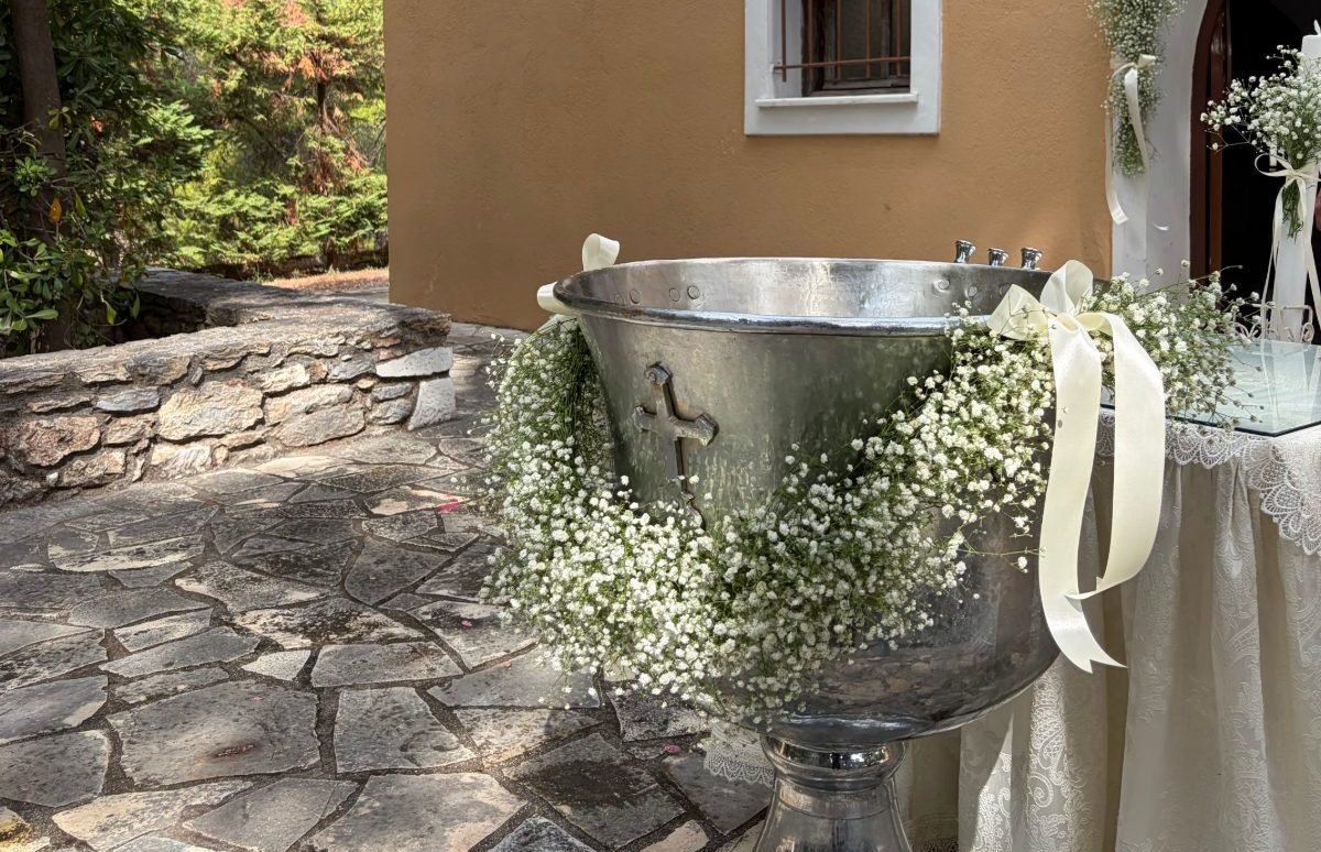 Στολισμός βάπτισης με κολυμπήθρα στολισμένη με γυψοφίλη και κρεμ κορδέλες